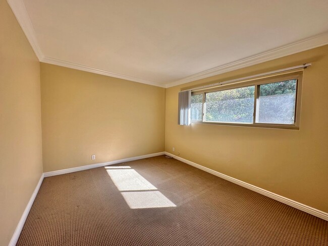 Building Photo - 1 bedroom Condo located in San Carlos!