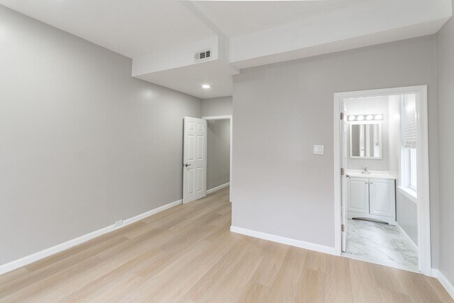 Building Photo - 2827 W Girard Ave