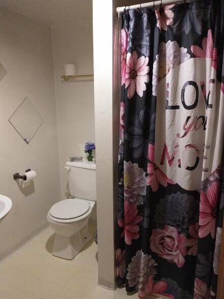 Building Photo - 210 Deschane Pl