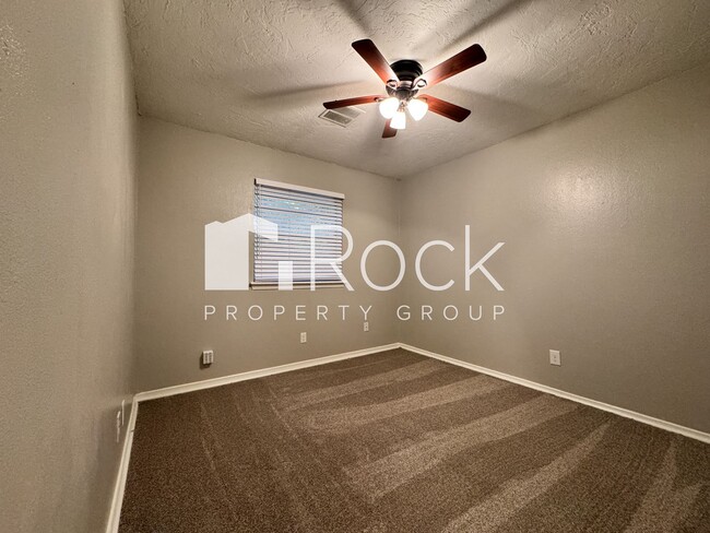 Building Photo - 3 Bedroom Home with Brand New Carpet *$300...