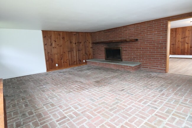 Building Photo - 235 Thompson St