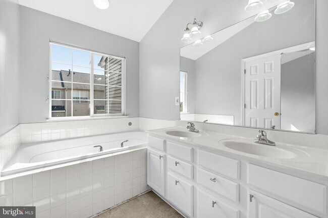 Building Photo - 6687 Roderick Loop