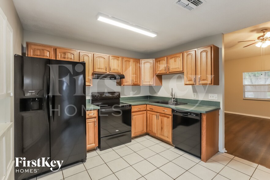 Building Photo - 924 Axlewood Cir