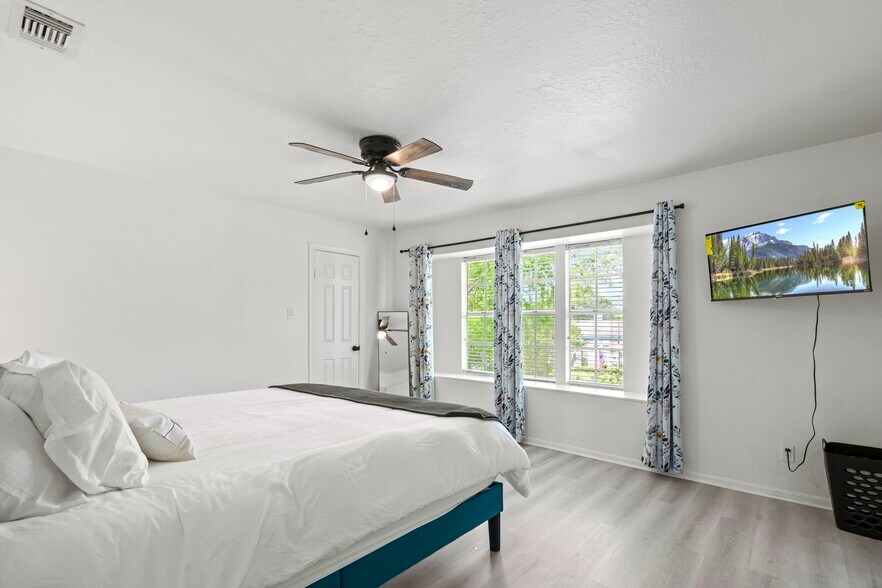 Building Photo - 604 Lochnell Dr