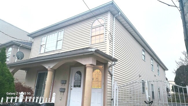 Building Photo - 306 1st St