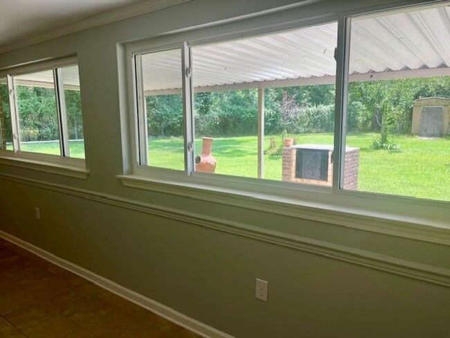 Building Photo - YOUR COUNTRY RETREAT IN THE CITY!