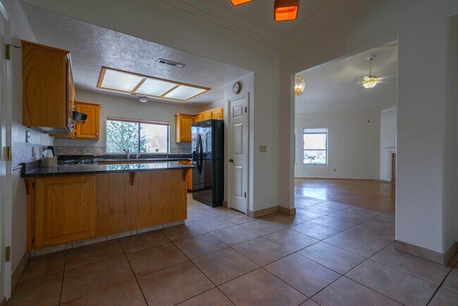 Building Photo - Spacious Stand Alone Home