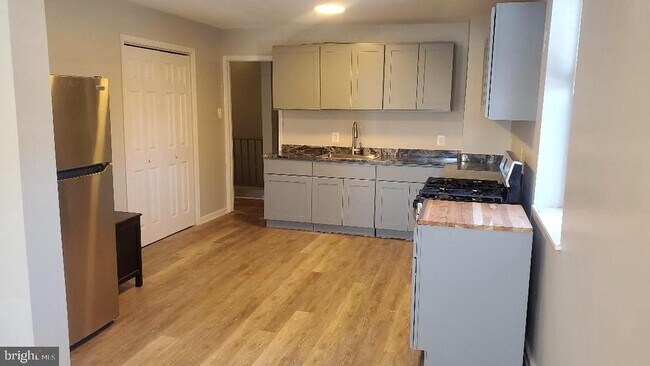 Building Photo - 29 E Hinckley Ave