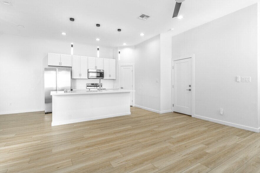 Building Photo - 2604 Kerria Ave