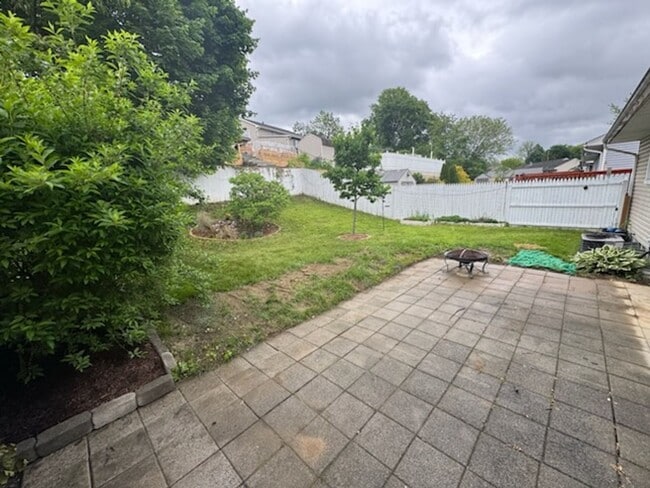 Building Photo - Sunny, Modern Mid-Century Cape 4 BR Spacio...