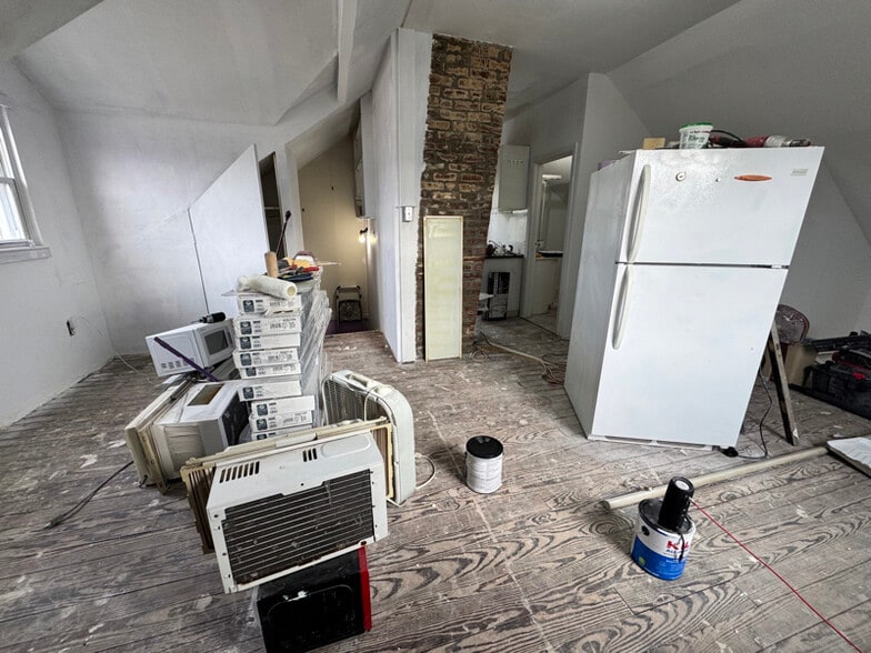 Building Photo - 522 Devon St