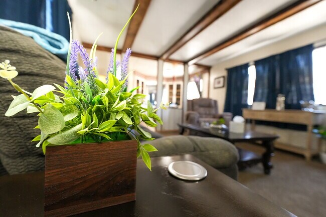 Building Photo - Stylish & Spacious 2-Bedroom Mobile Home