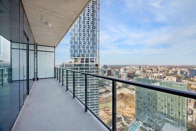 Building Photo - 610 Davis St