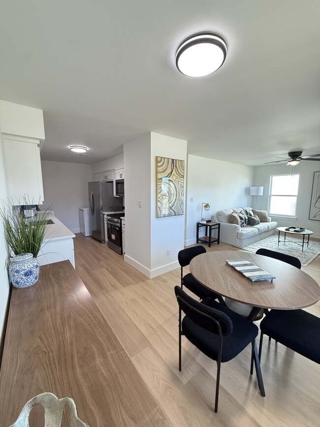 Building Photo - 1126 W Cato Springs Rd