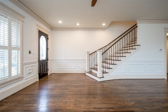 Building Photo - 842 W 22nd St
