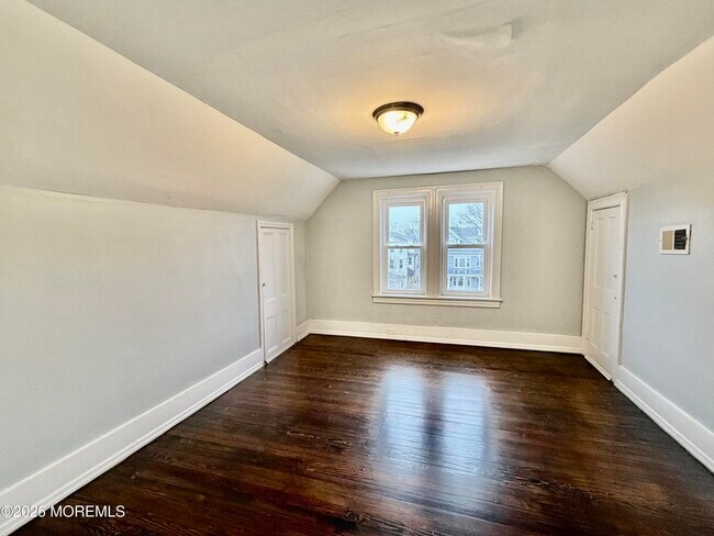 Building Photo - 512 4th Ave