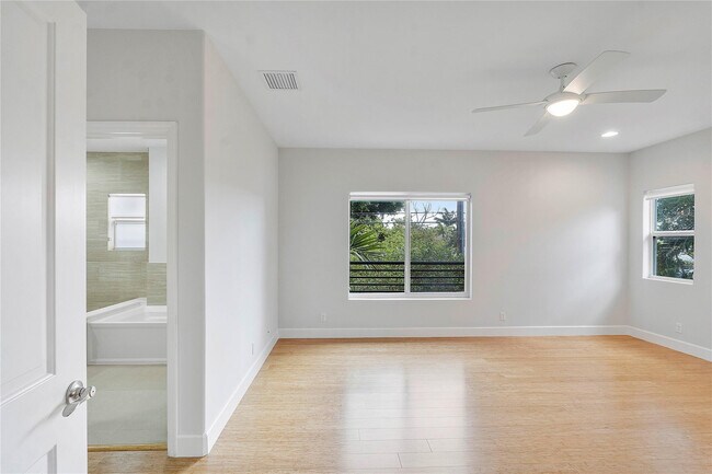 Building Photo - 825 NE 17th Way