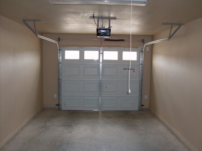Building Photo - Beautiful 2 bed/2 bath off of Bunny Trail ...