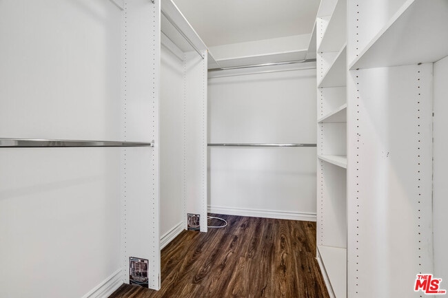 Building Photo - 3328 Oakhurst Ave