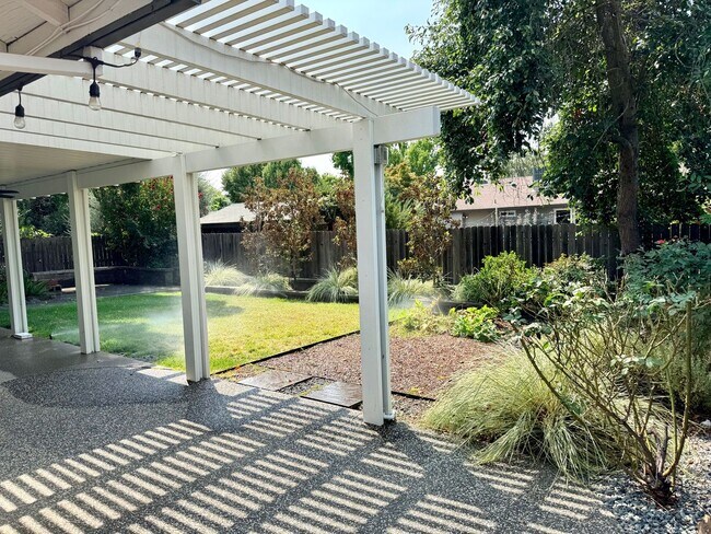 Building Photo - 906 Oak Ridge Dr