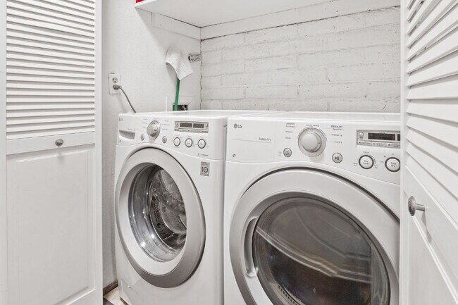 Building Photo - Great 2 bed 2 bath town house centrally lo...