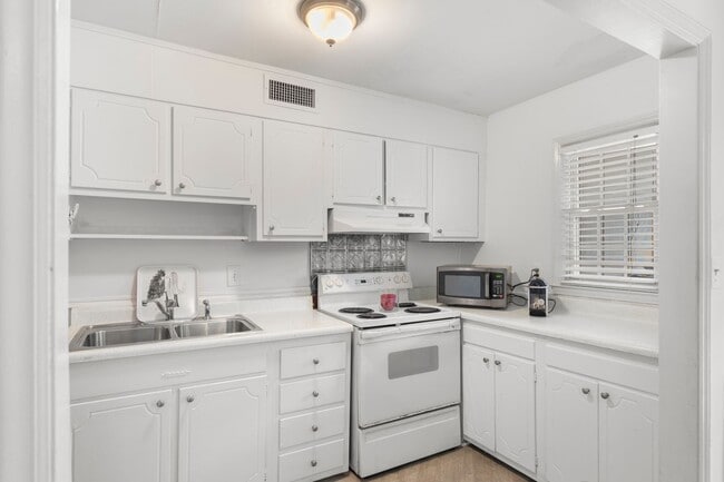 Building Photo - 918 McAlway Rd