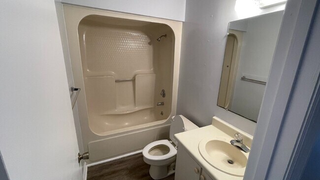 Building Photo - Apartment For Rent