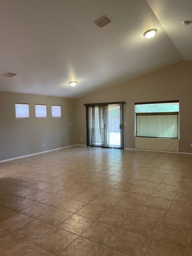 Building Photo - Available in JULY, Single story 3bd/ 2bath...
