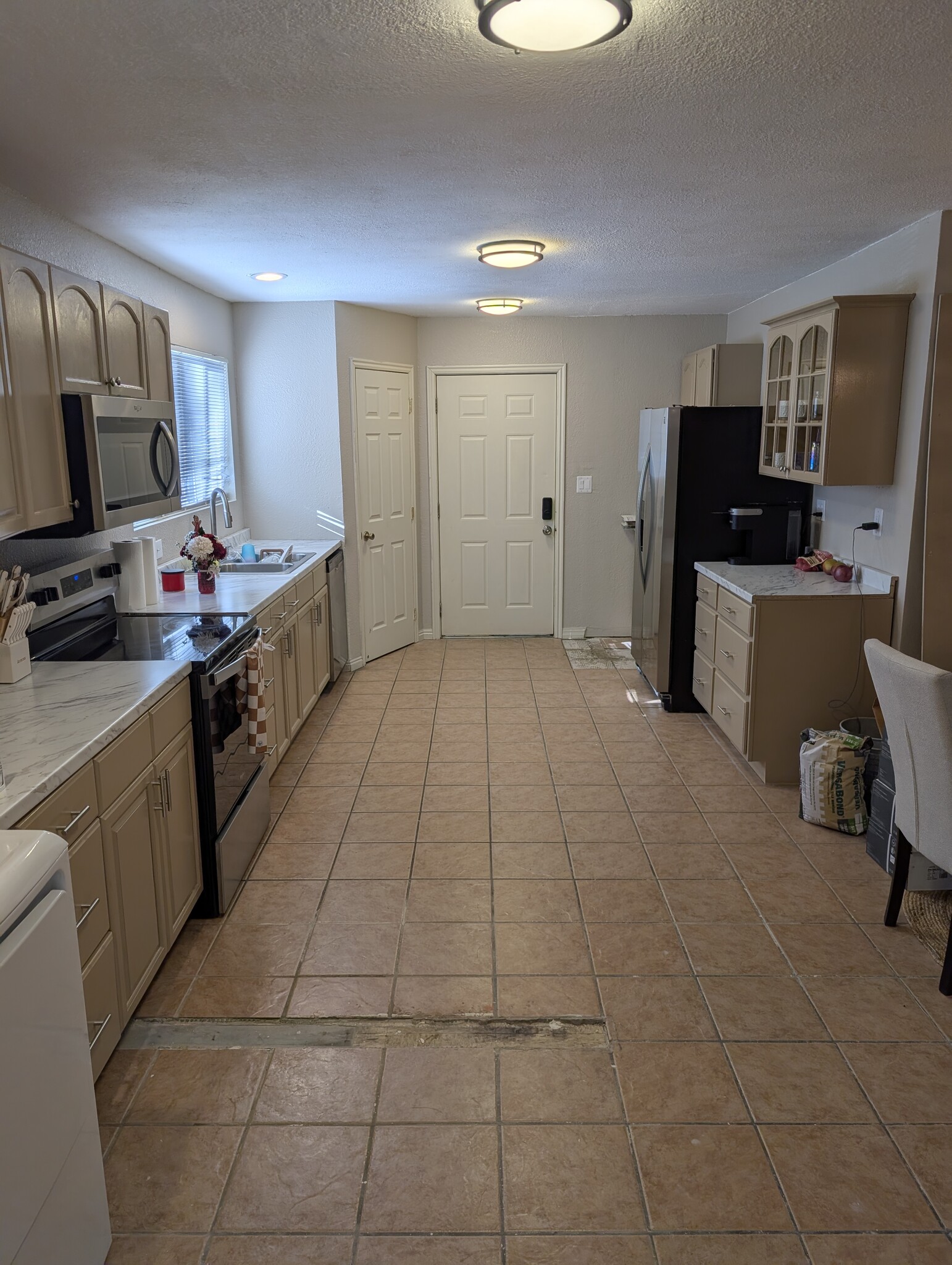 Building Photo - 741 Elm St