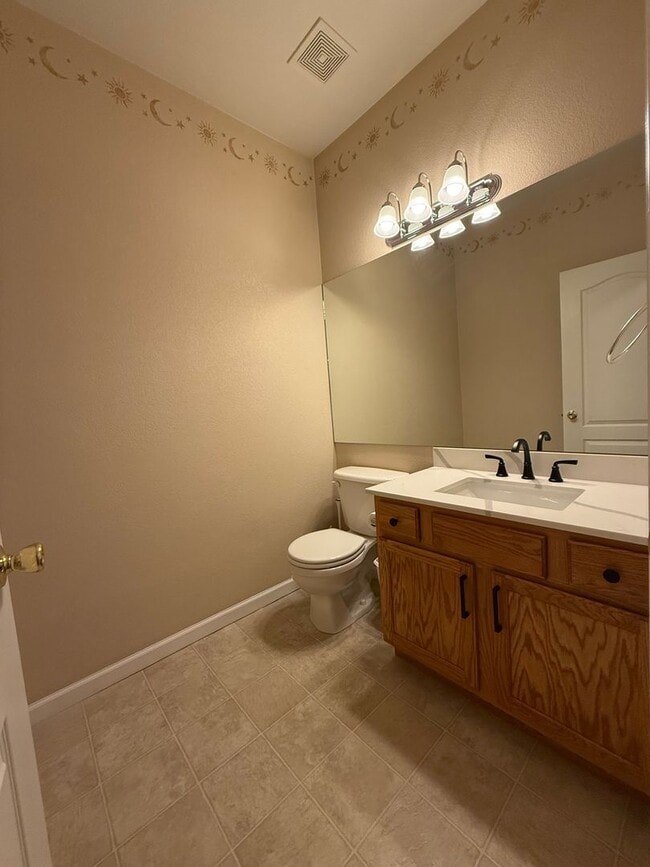 Building Photo - 2 bedroom, 2 1/2 bath condo in the NORTHEAST side of Colorado Springs