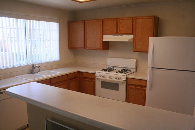 Building Photo - 2 Bed, 2 Bath, downstairs, 1 Story Unit, 1...