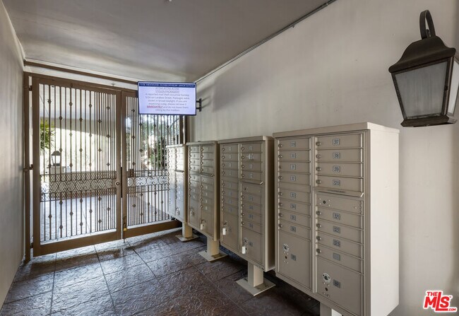 Building Photo - 851 N San Vicente Blvd