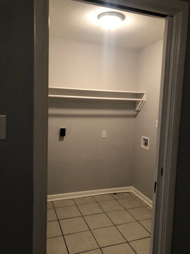 Building Photo - 503 Willow Ave