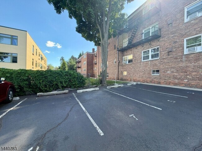 Building Photo - 6 Hillside Ave