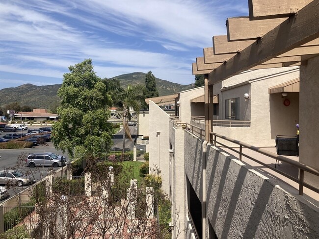 Building Photo - 6960 Hyde Park Dr