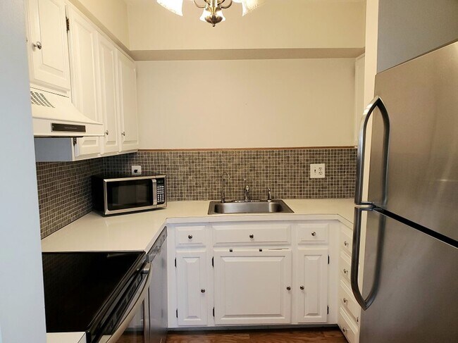 Building Photo - Fabulous 2 bed 2 bath Sunderland Heights C...