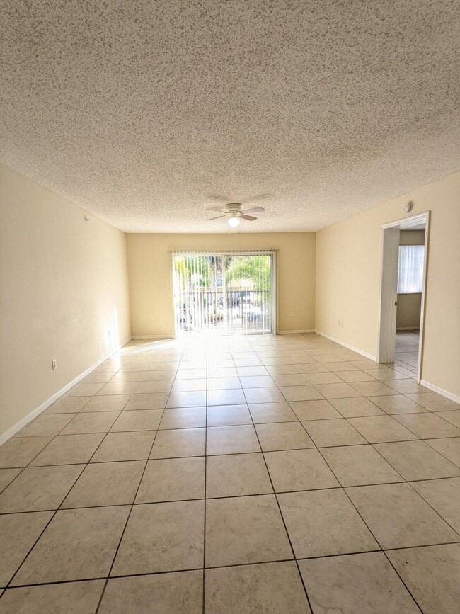 Building Photo - 1000 Crestwood Ct S