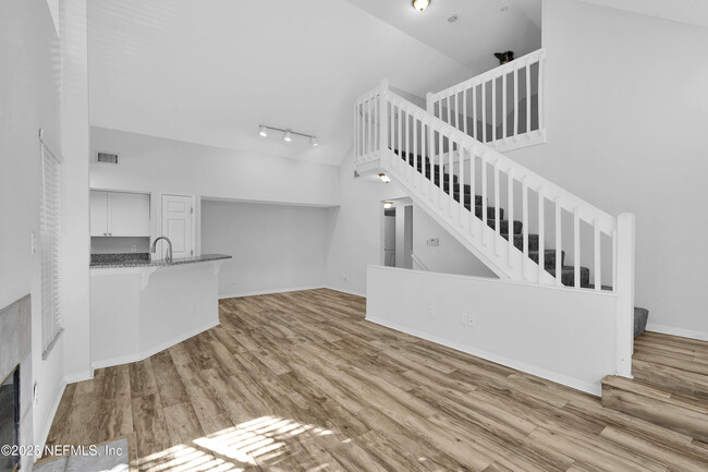 Building Photo - 13700 Richmond Park Dr N