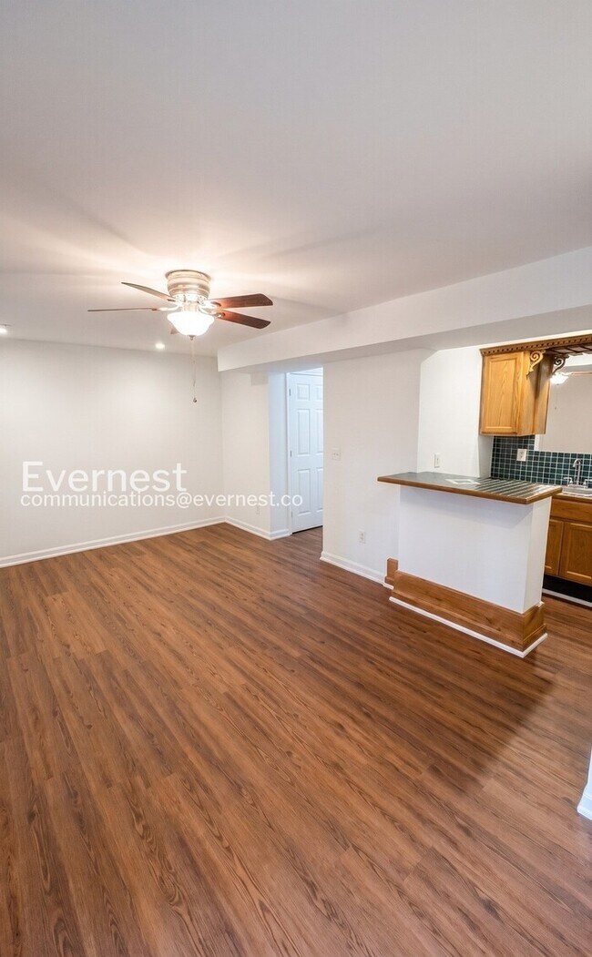 Building Photo - 3 Bed, 3.5 Bath Townhome with Modern Amenities / Available Now!