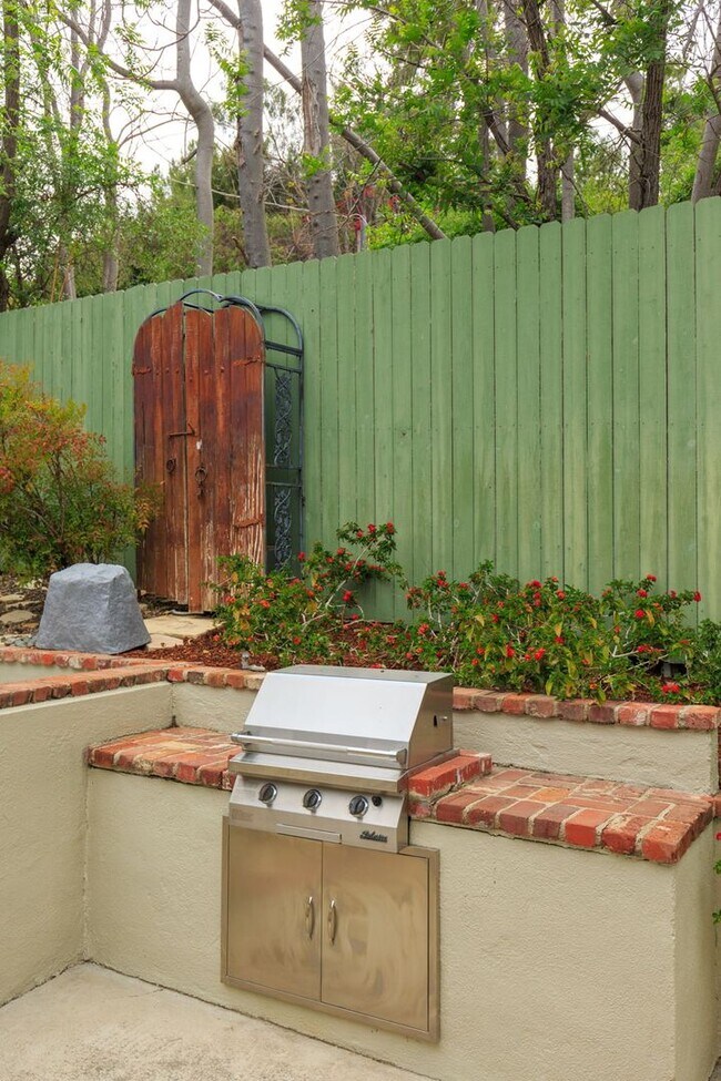 Building Photo - Beautiful Tarzana Rental!