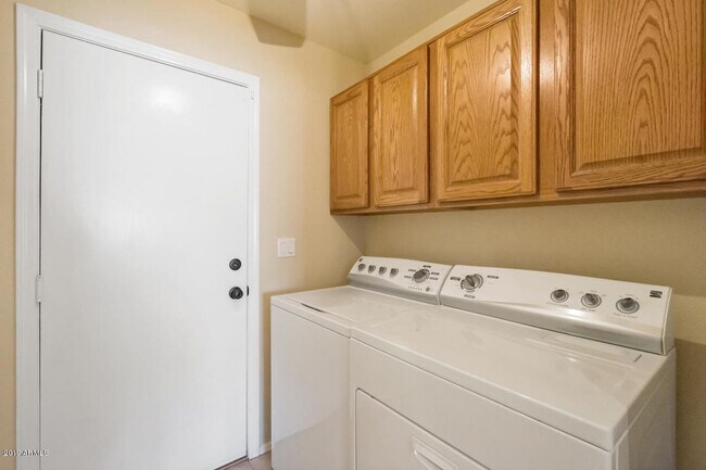 Building Photo - 454 E Baylor Ln