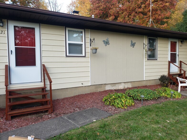 Front - 1221 Derbydale Rd