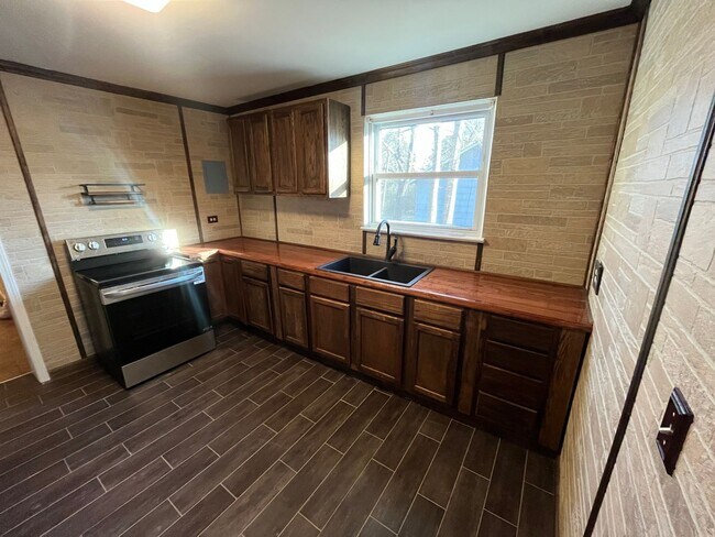 Building Photo - 3 Bed 2 Bath Home