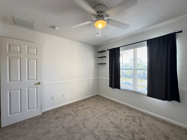 Building Photo - 5 Bedroom Townhome in Avalon Park! TESLA CHARGER INCLUDED!