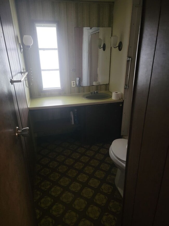 Building Photo - Small 2 bed MH
