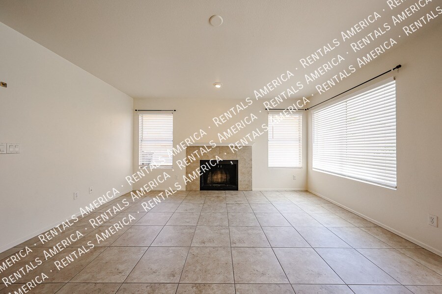Building Photo - 2361 W Myrtle Dr