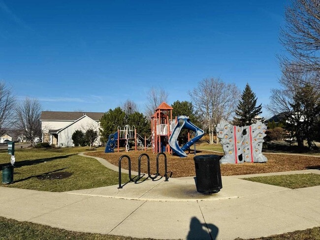 Building Photo - 425 Claire Ave