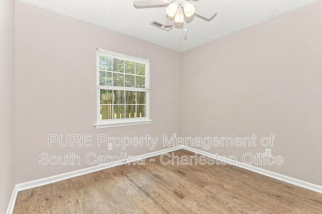 Building Photo - 9610 N Cardinal Dr