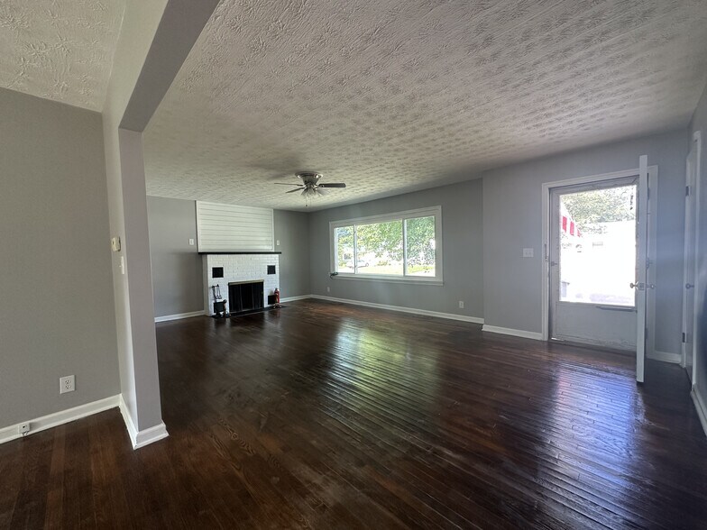 Building Photo - 368 Darbyshire Dr