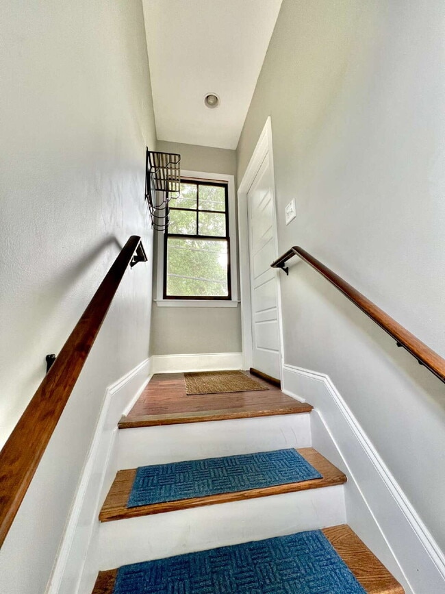 Building Photo - 1 Bed Apartment with TWO CAR GARAGE!